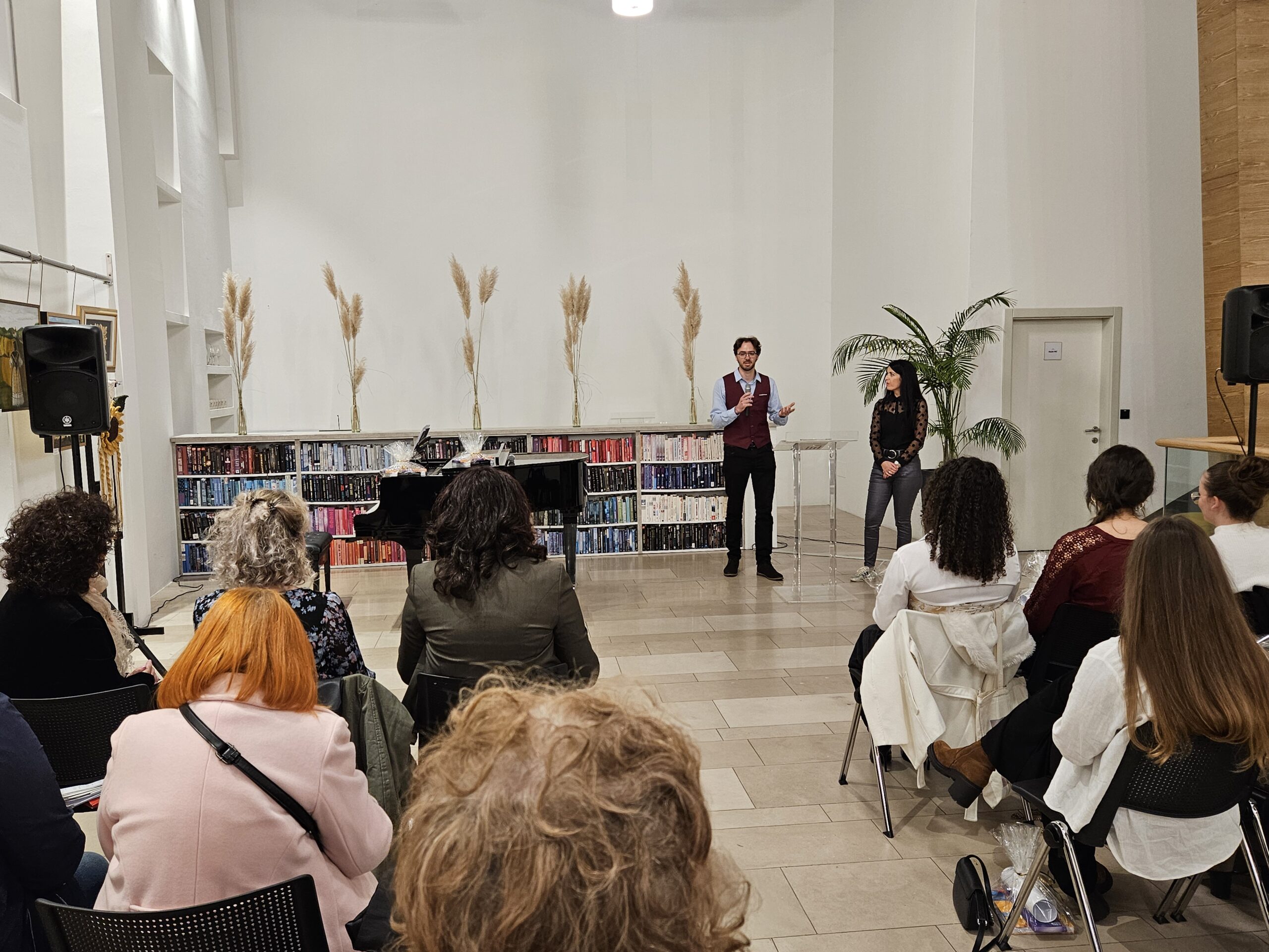 Gradska knjižnica Požega – otvorenje izložbe Moja Zlatna dolina Mihaela Ćavara Gradska knjižnica Požega - otvorenje izložbe Moja Zlatna dolina Mihaela Ćavara