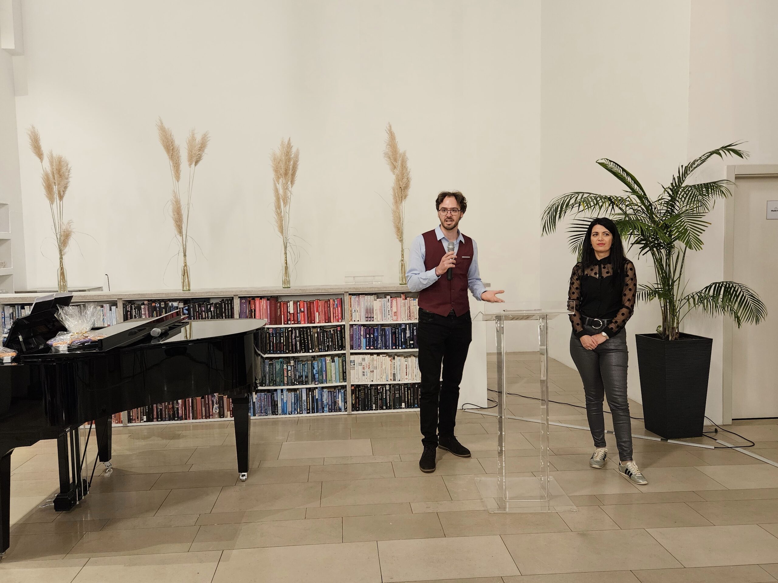 Gradska knjižnica Požega – otvorenje izložbe Moja Zlatna dolina Mihaela Ćavara Gradska knjižnica Požega - otvorenje izložbe Moja Zlatna dolina Mihaela Ćavara