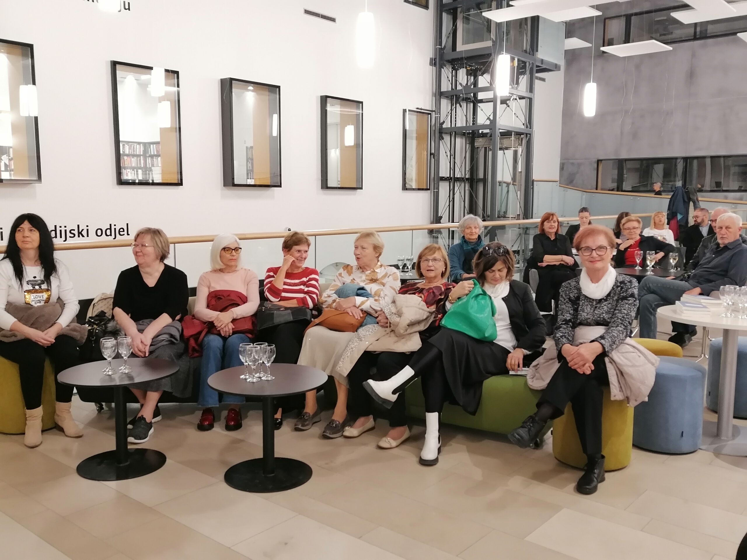 Gradska knjižnica Požega – predstavljena knjiga Kad sam pročitala plavu bilježnicu Sniježane Matejčić Gradska knjižnica Požega - predstavljena knjiga Kad sam pročitala plavu bilježnicu Sniježane Matejčić