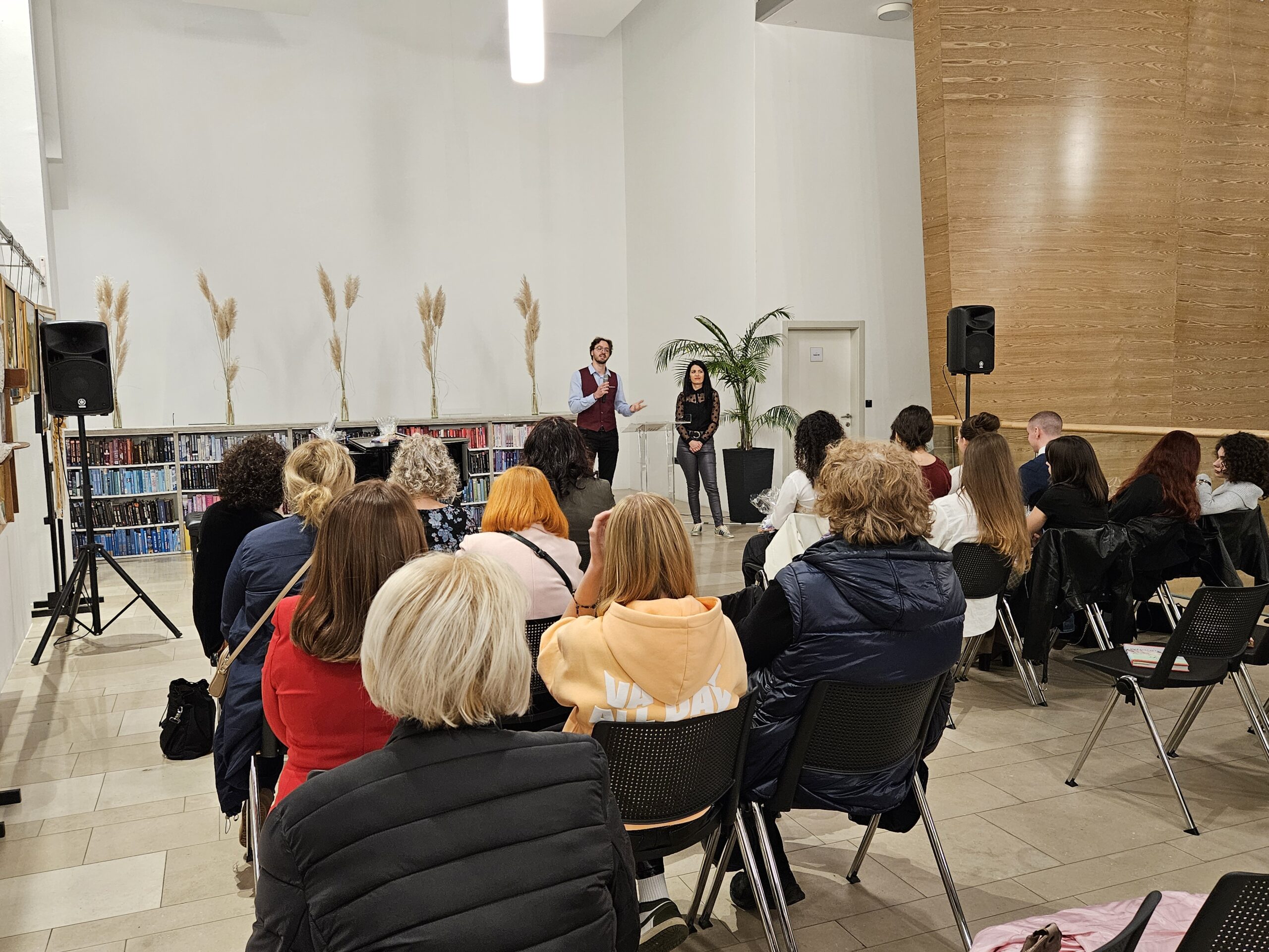 Gradska knjižnica Požega – otvorenje izložbe Moja Zlatna dolina Mihaela Ćavara Gradska knjižnica Požega - otvorenje izložbe Moja Zlatna dolina Mihaela Ćavara
