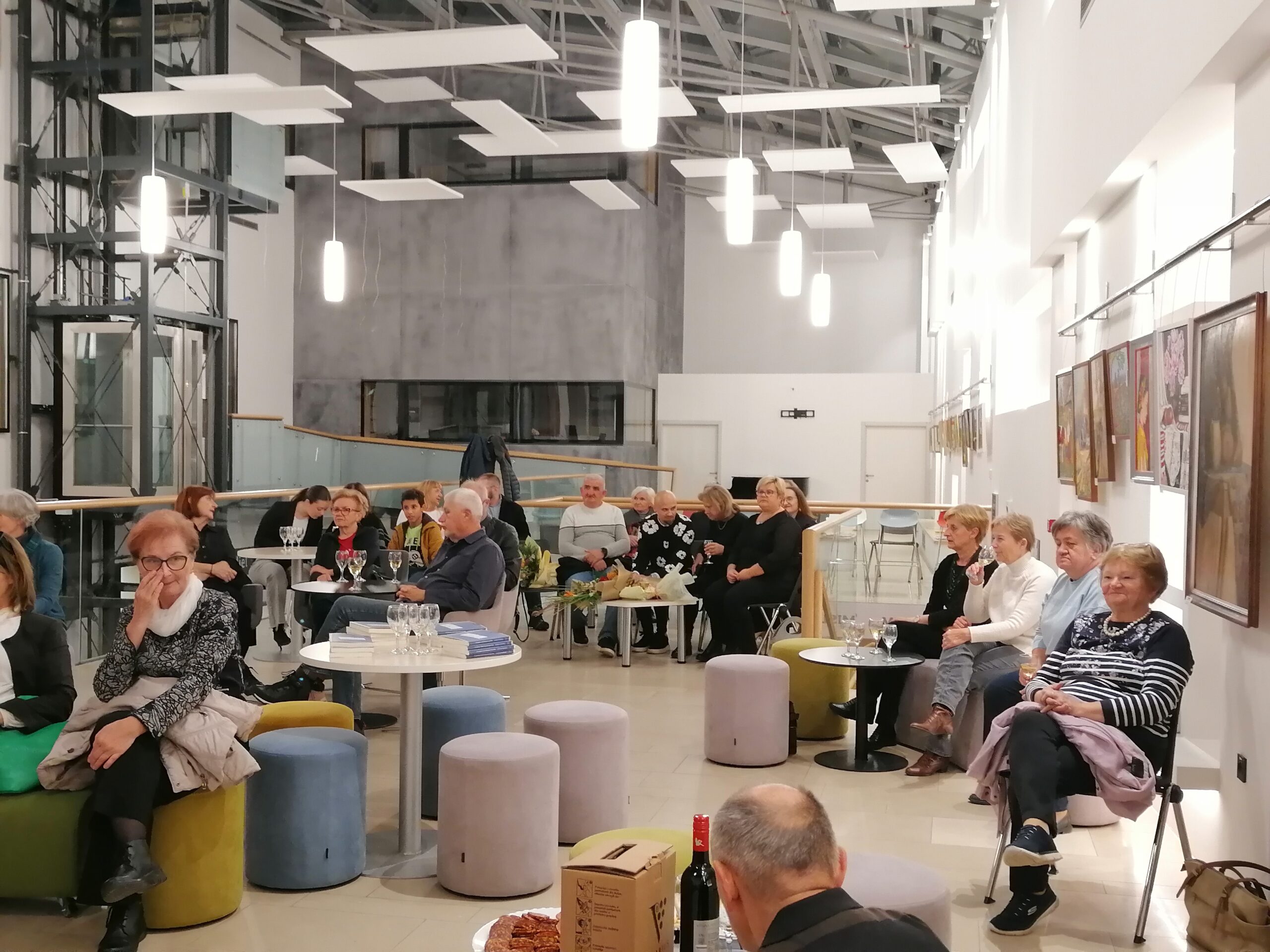 Gradska knjižnica Požega – predstavljena knjiga Kad sam pročitala plavu bilježnicu Sniježane Matejčić Gradska knjižnica Požega - predstavljena knjiga Kad sam pročitala plavu bilježnicu Sniježane Matejčić