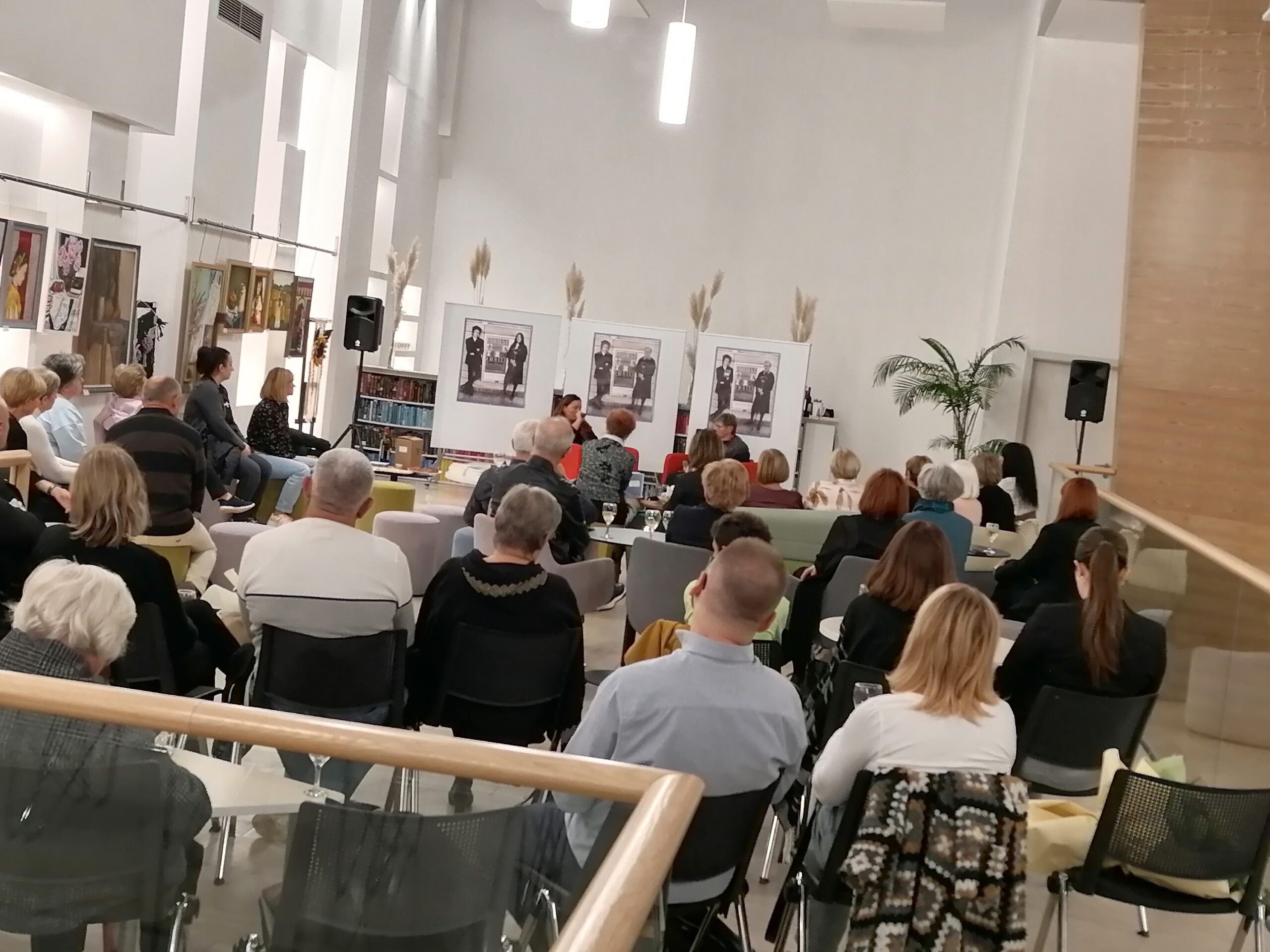 Gradska knjižnica Požega – predstavljena knjiga Kad sam pročitala plavu bilježnicu Sniježane Matejčić Gradska knjižnica Požega - predstavljena knjiga Kad sam pročitala plavu bilježnicu Sniježane Matejčić