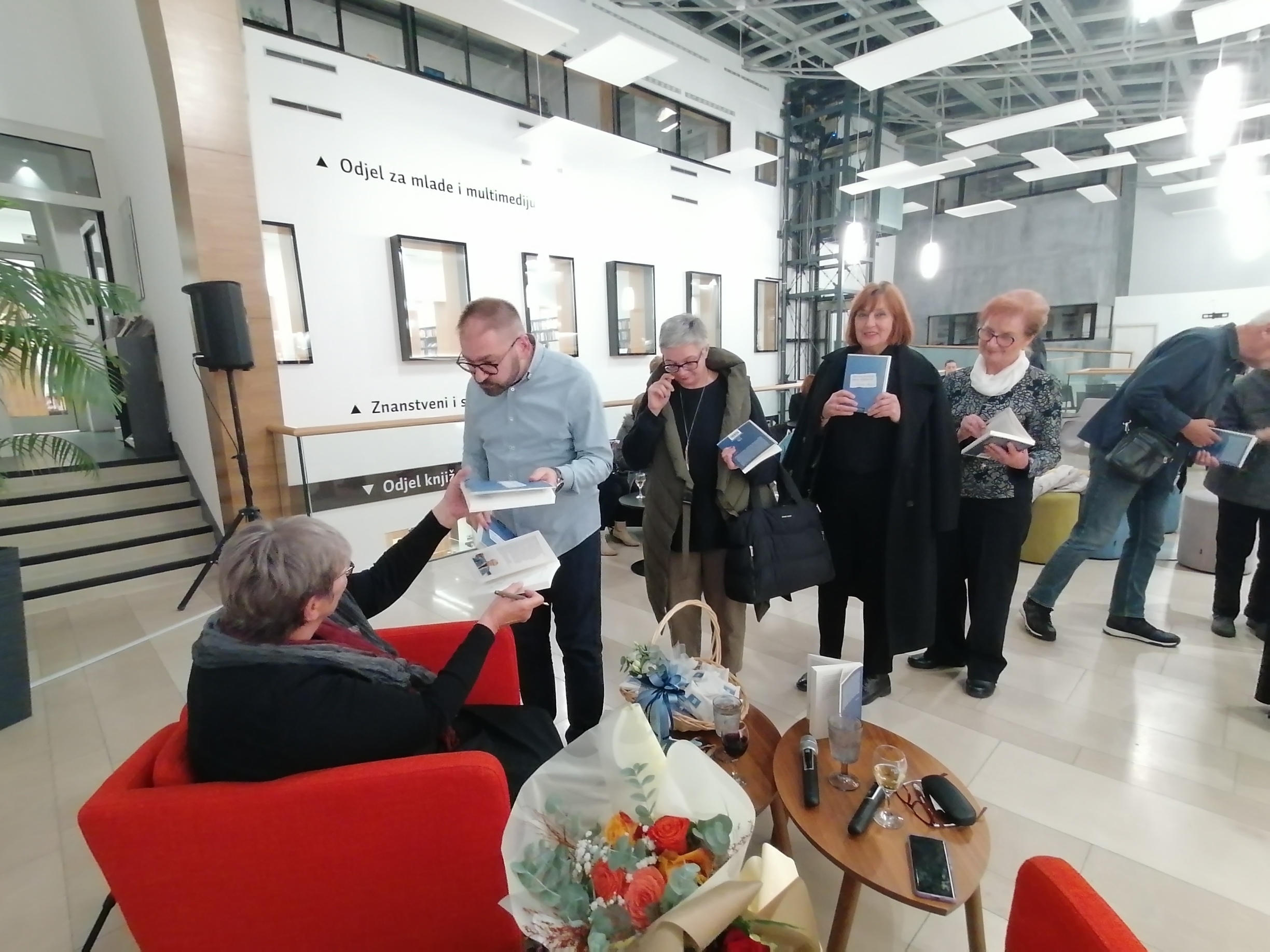 Gradska knjižnica Požega – predstavljena knjiga Kad sam pročitala plavu bilježnicu Sniježane Matejčić Gradska knjižnica Požega - predstavljena knjiga Kad sam pročitala plavu bilježnicu Sniježane Matejčić