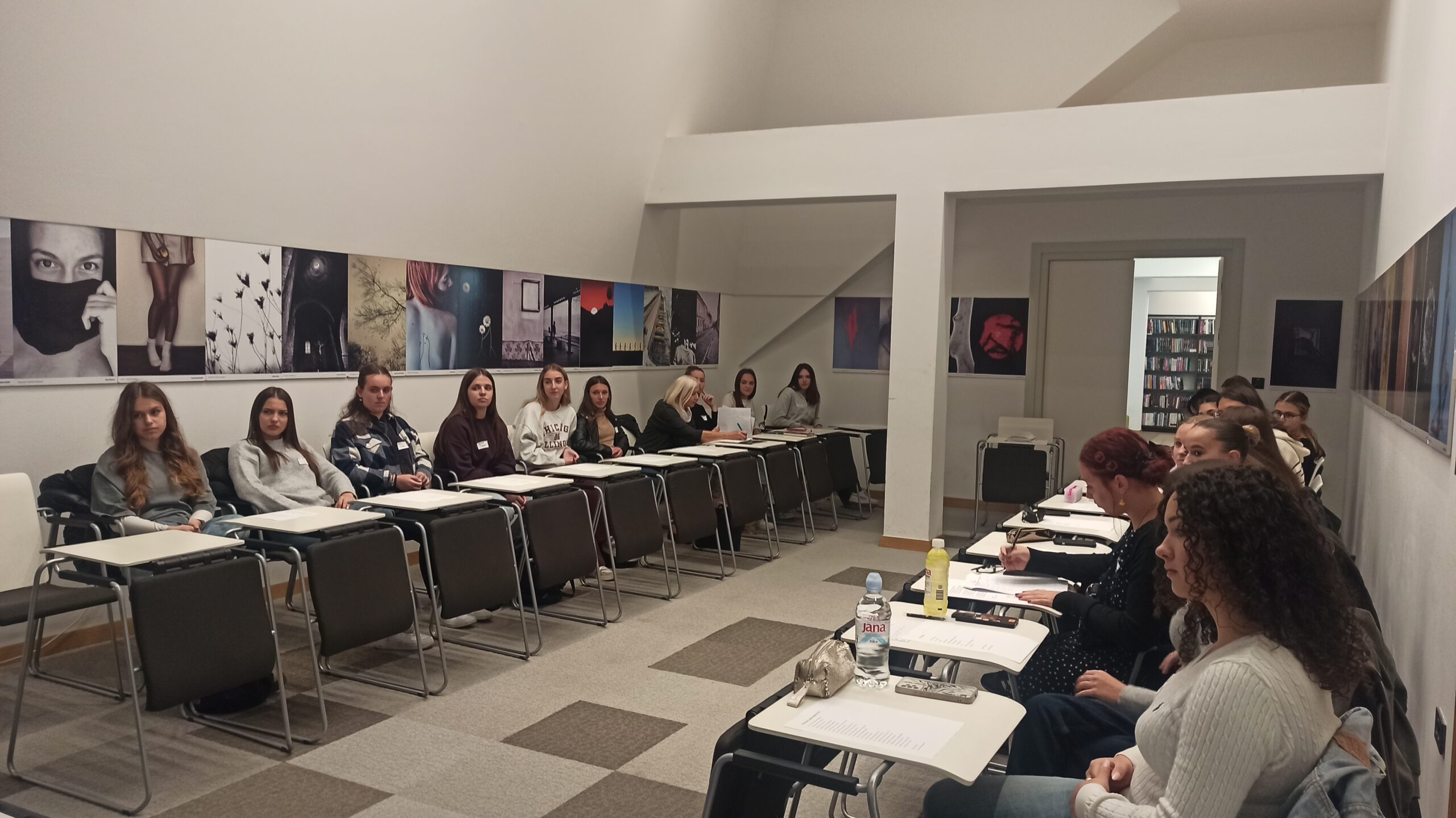 Gradska knjižnica Požega - Probudi me, radionica govorenja poezije (Romana Petrušić i Mirela Brekalo Popović )