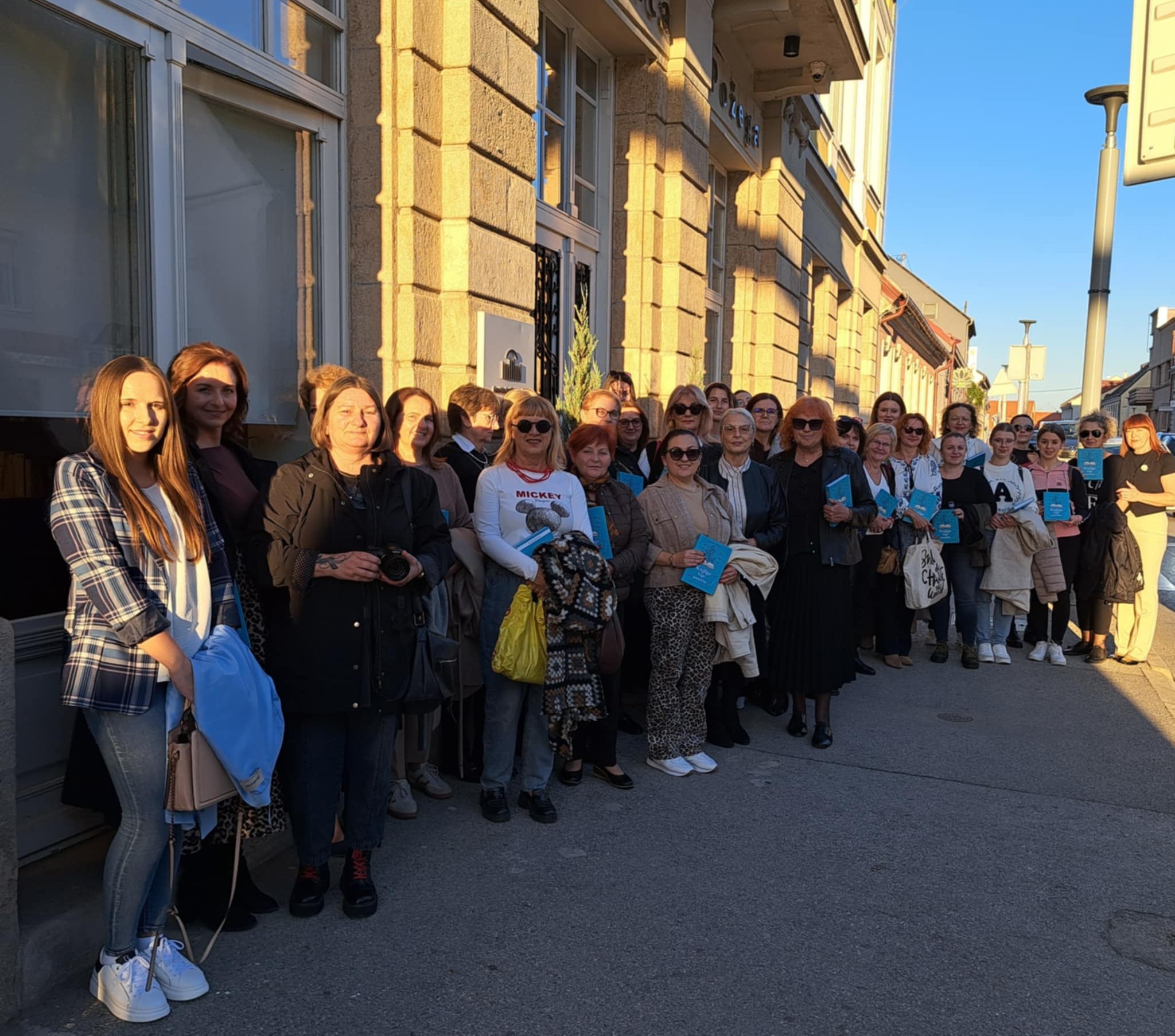 Gradska knjižnica Požega - odlazak na kazališnu predstavu Sigurna kuća (Zadovoljna publika želi još)