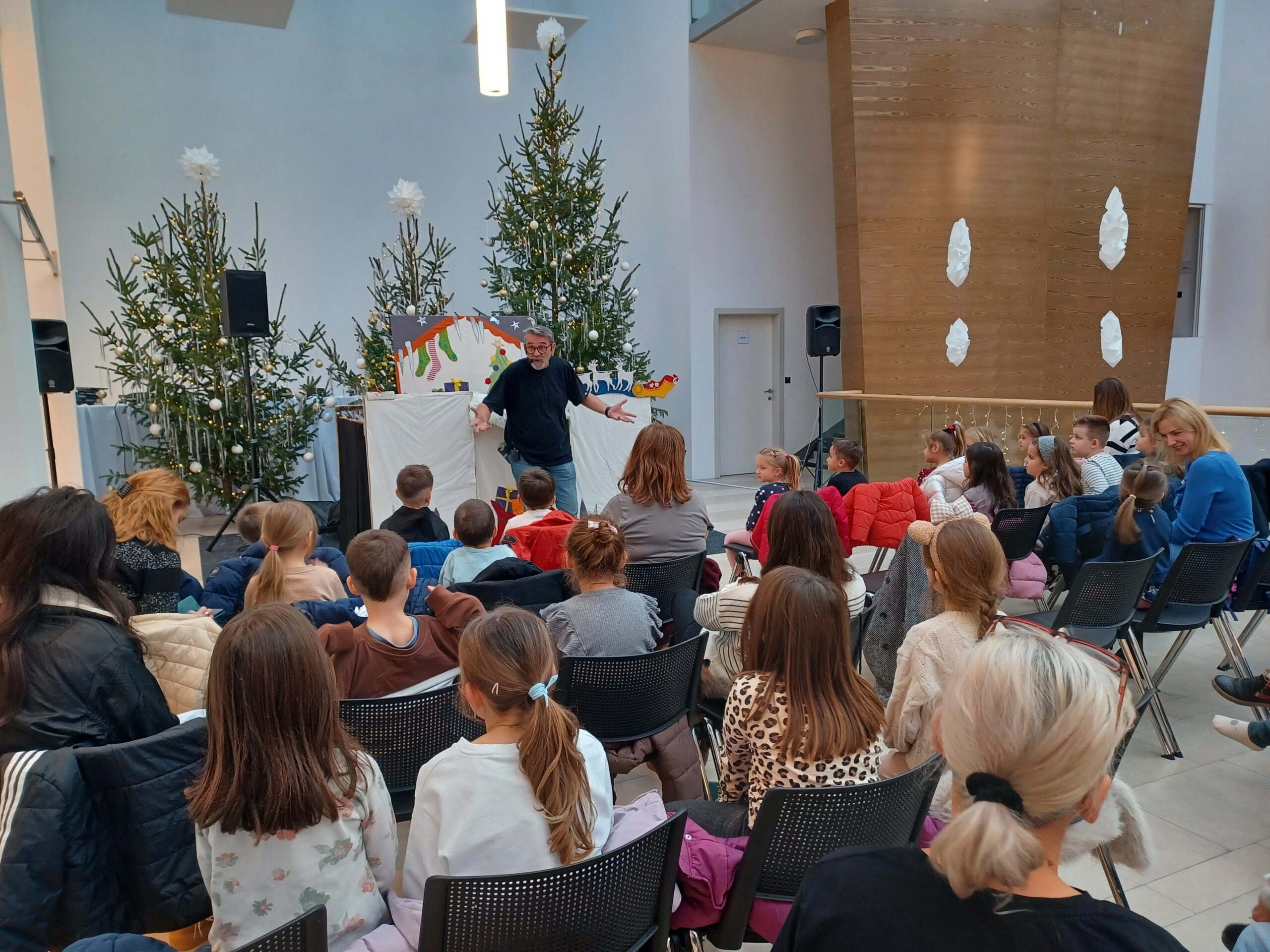 1000028692 Gradska knjižnica Požega - Kako je dječak Srećko spasio Božić