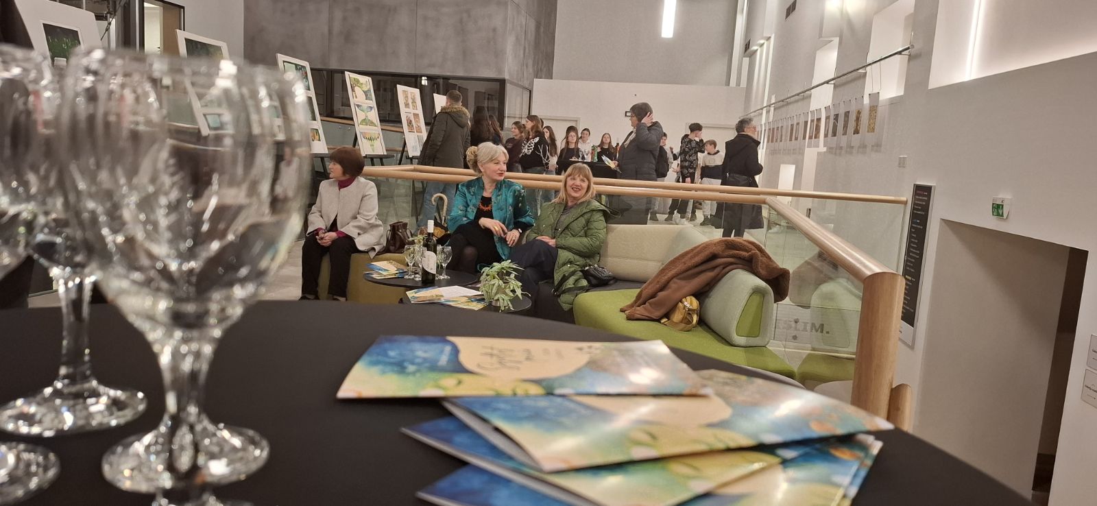 Gradska knjižnica Požega - Izložba ilustracija Svjetlost priča