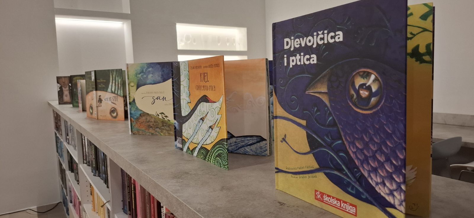 Gradska knjižnica Požega – Izložba ilustracija Svjetlost priča Gradska knjižnica Požega - Izložba ilustracija Svjetlost priča