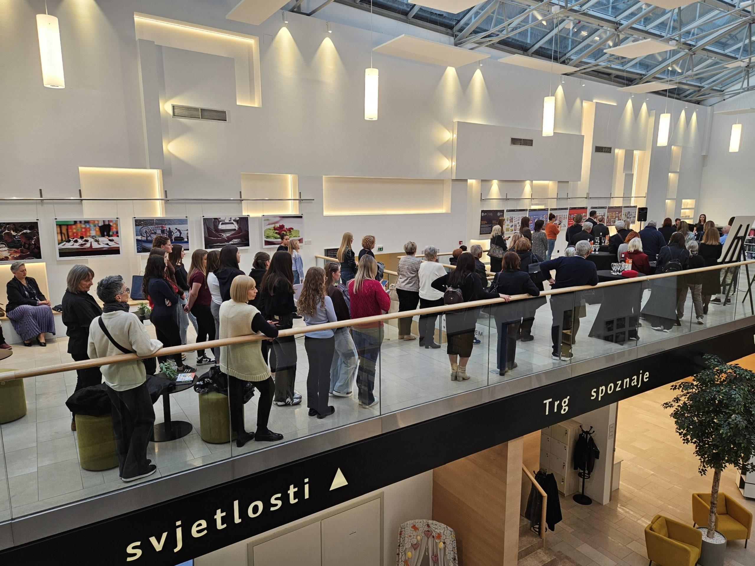 Gradska knjižnica Požega - Izložba Italija u Požegi